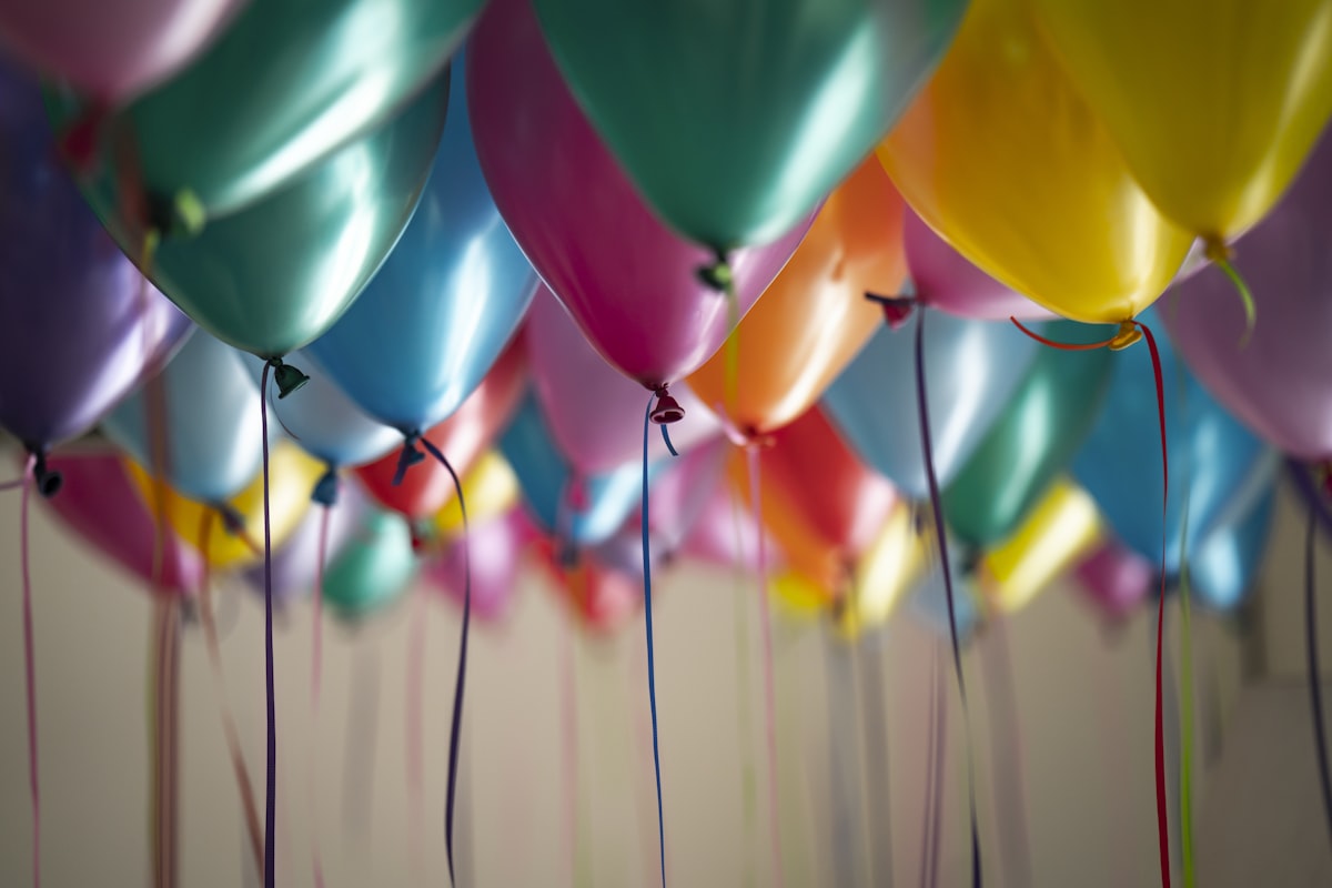 Celebración con confeti en un evento con galería compartida
