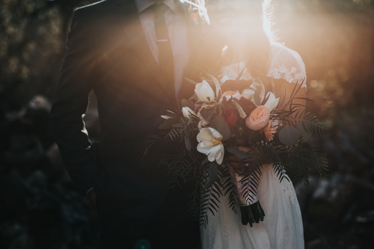 Invitados compartiendo fotos en una boda con Memorable